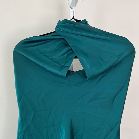 Show me your Mumu Jasmine Halter Mini Dress in Emerald Luxe - Picture 3 of 9